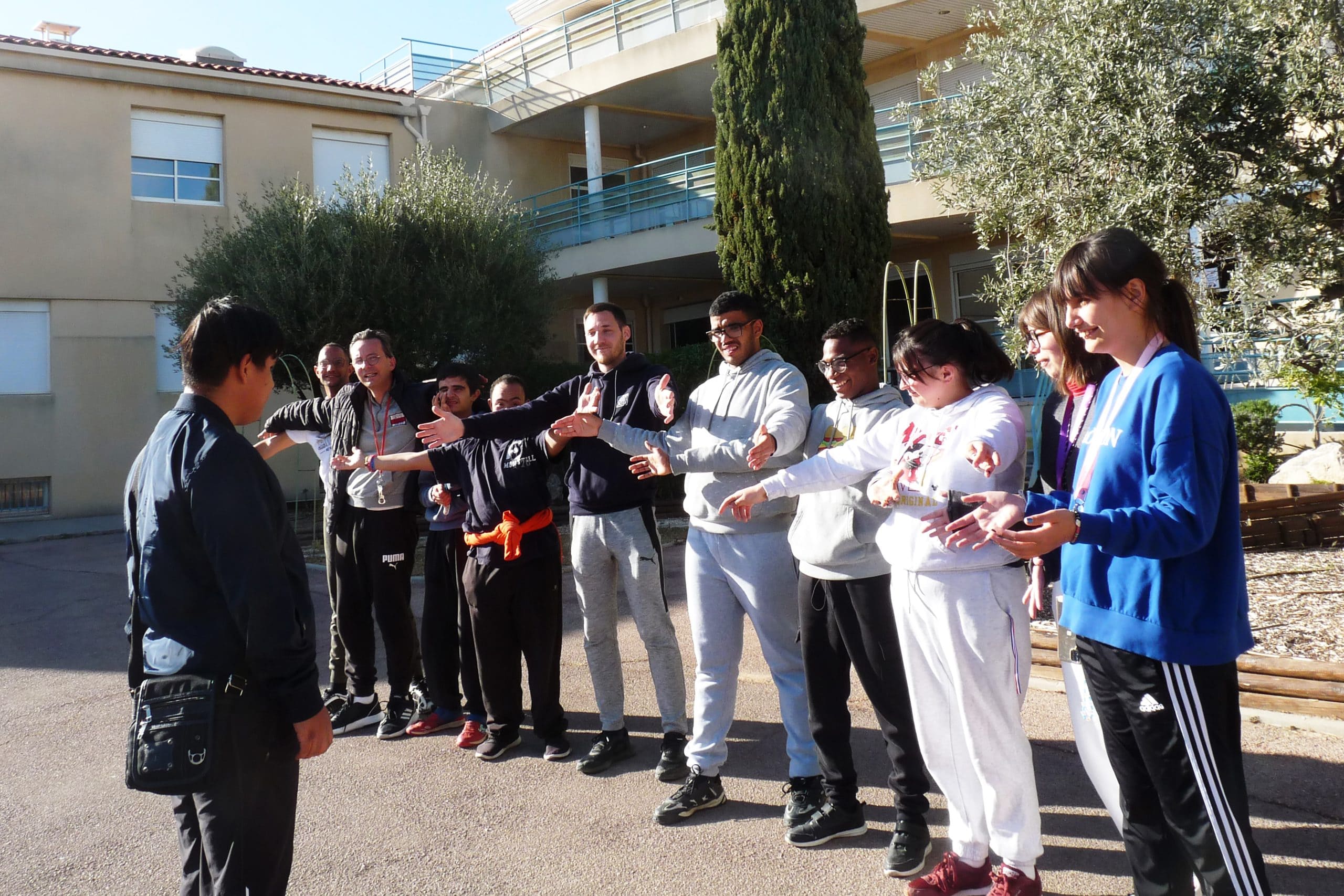 Voluntarios de hermanas hospitalarias colaborando con personas discapacitadas