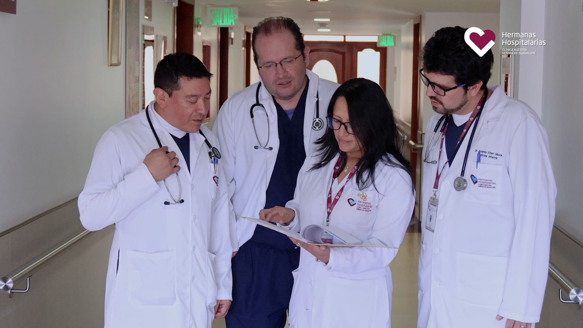 Médicos de la fundación FIDMAG Hermanas Hospitalarias leyendo un informe