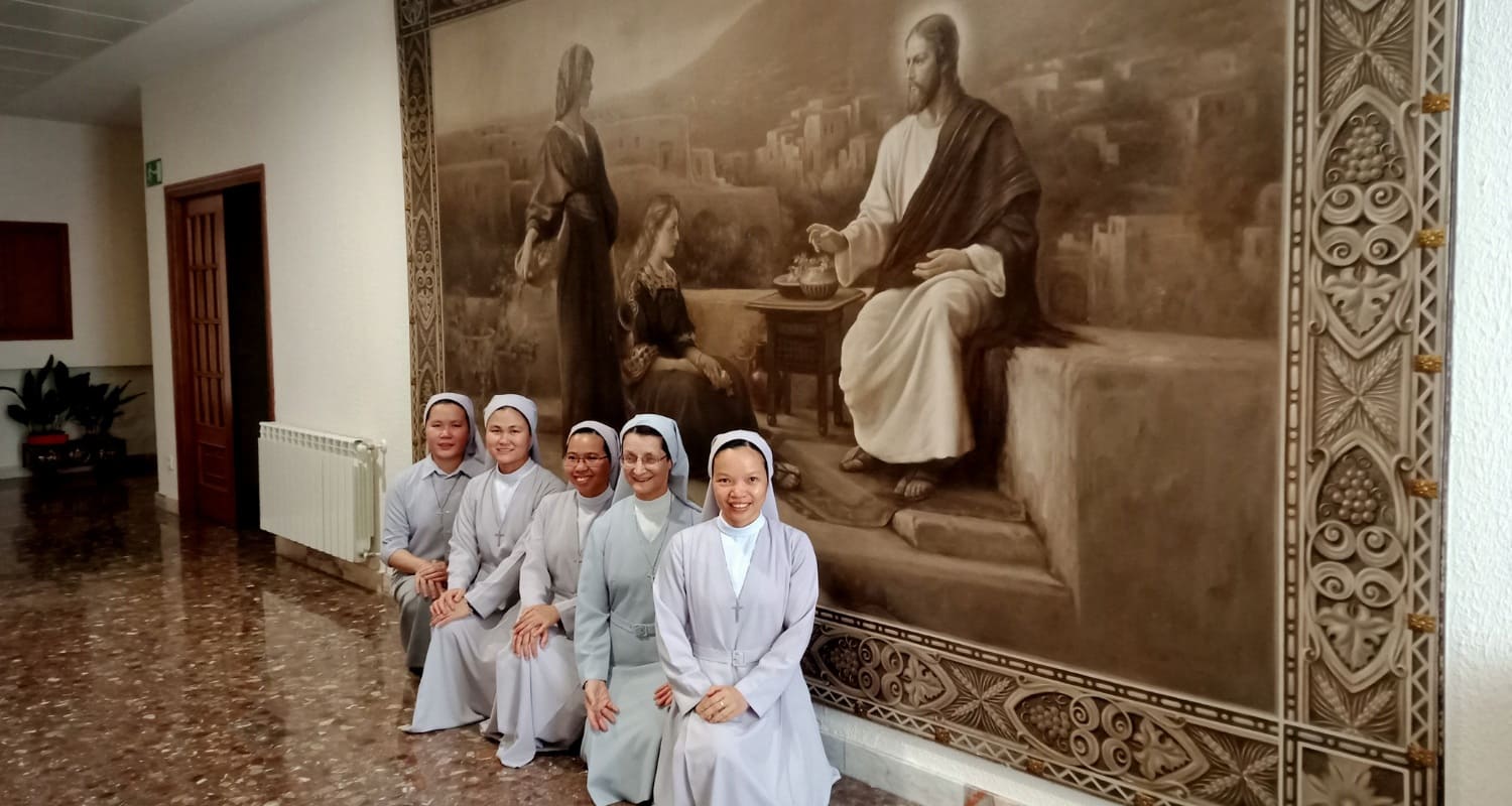 Hna. Teresa Nguyễn Thị Hương posando con otras hermanas hospitalarias