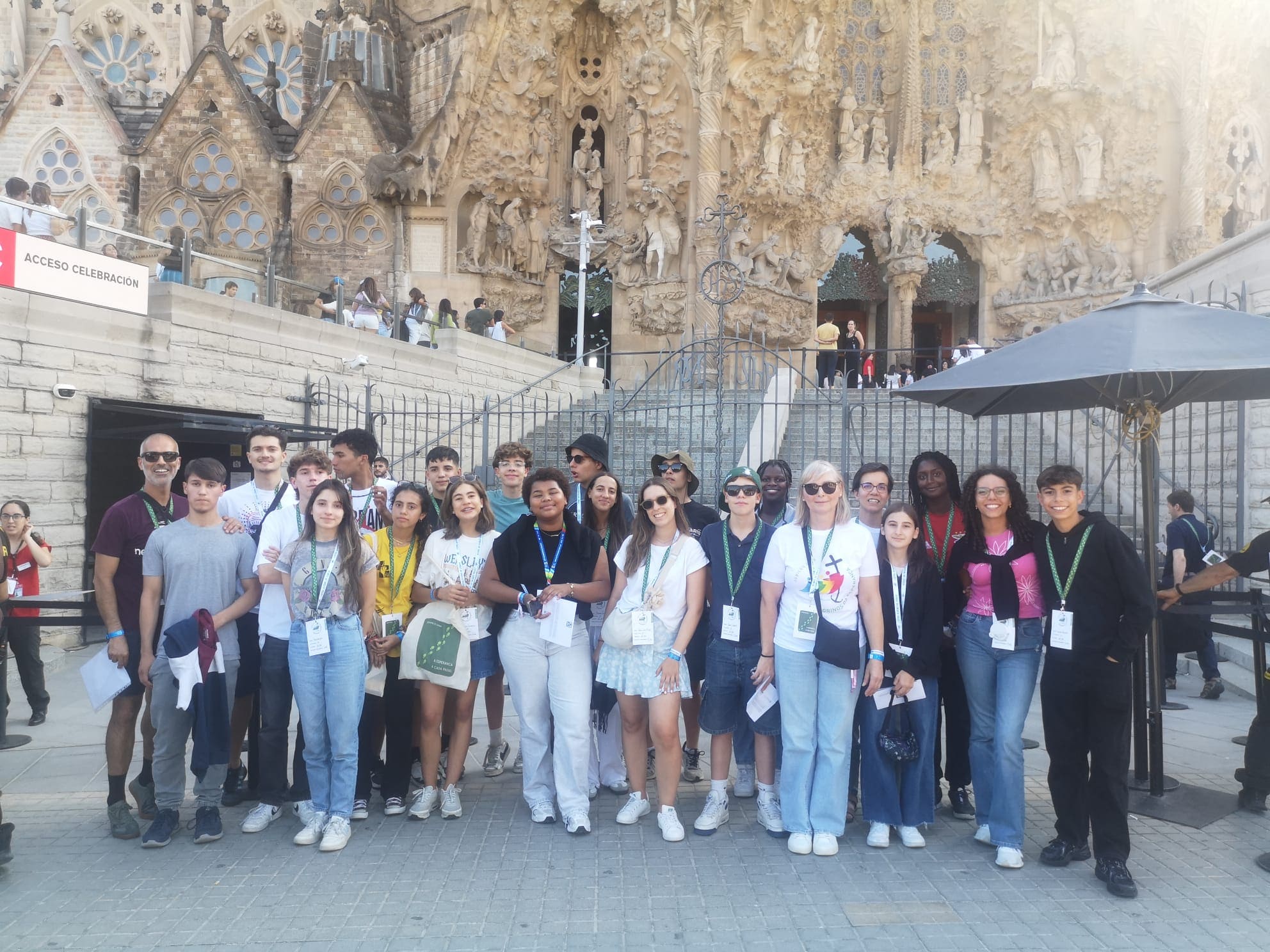 Jóvenes hospitalarios frente a La Sagrada Familia