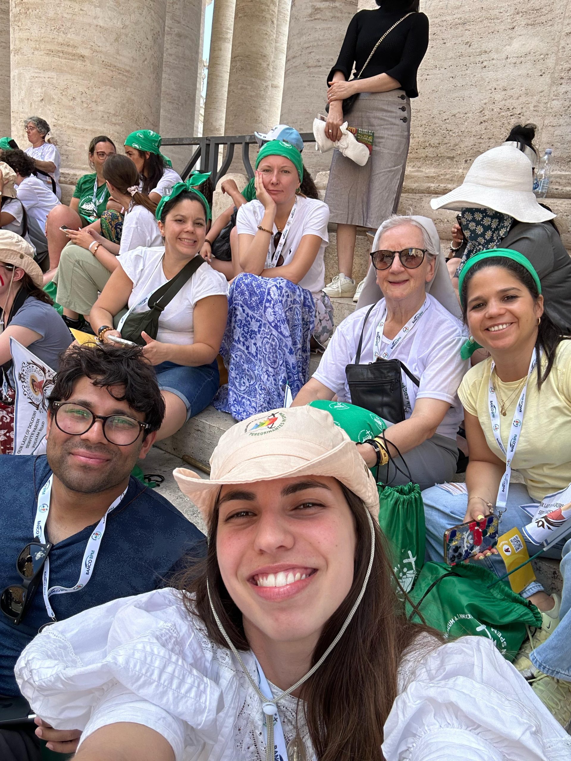 Jóvenes hospitalarios posando con una hermana durante un encuentro juvenil
