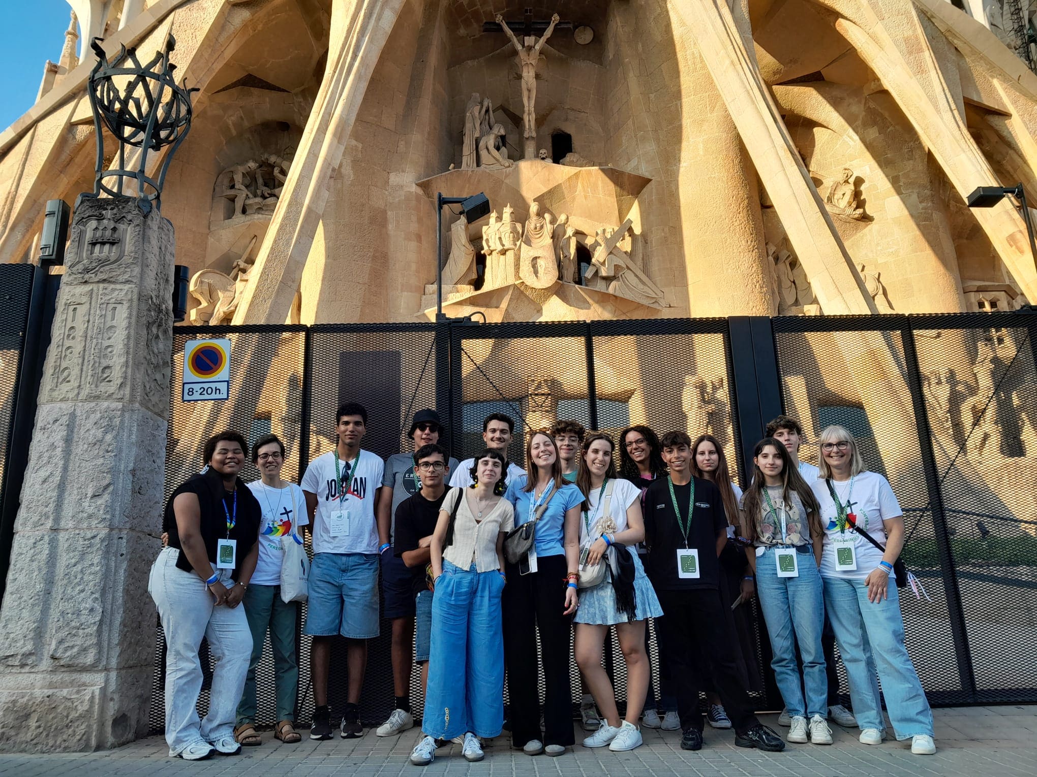 Grupo de Jóvenes Hospitalarios frente a la Sagrada Familia en Barcelona