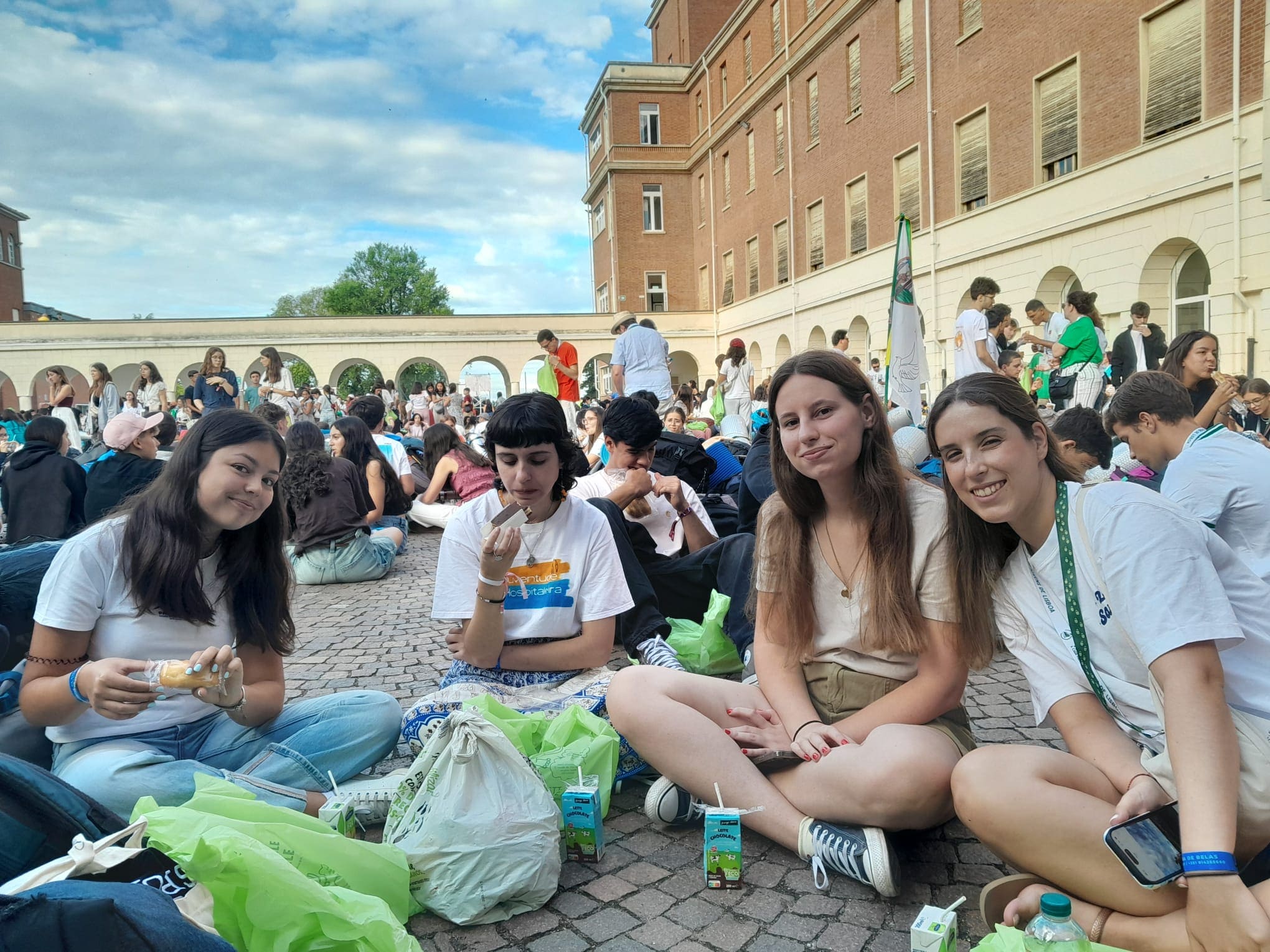 Jóvenes Hospitalarios compartiendo una experiencia de hospitalidad y alegría en un encuentro multitudinario.