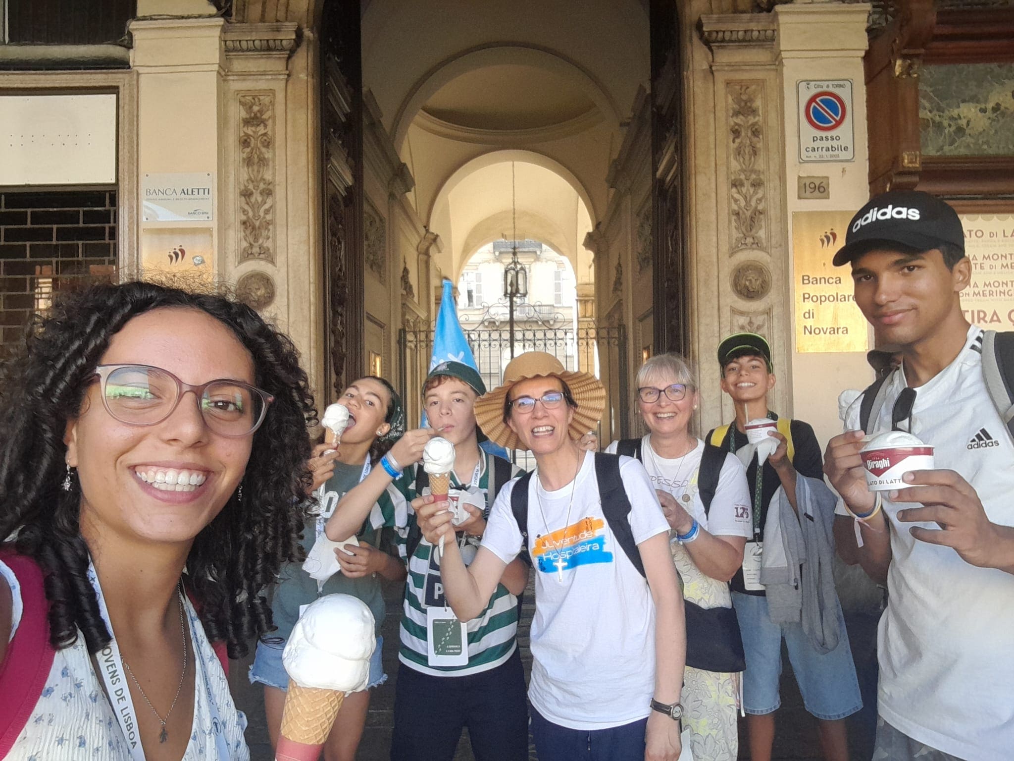 Grupo de Jóvenes Hospitalarios compartiendo un helado durante un encuentro.