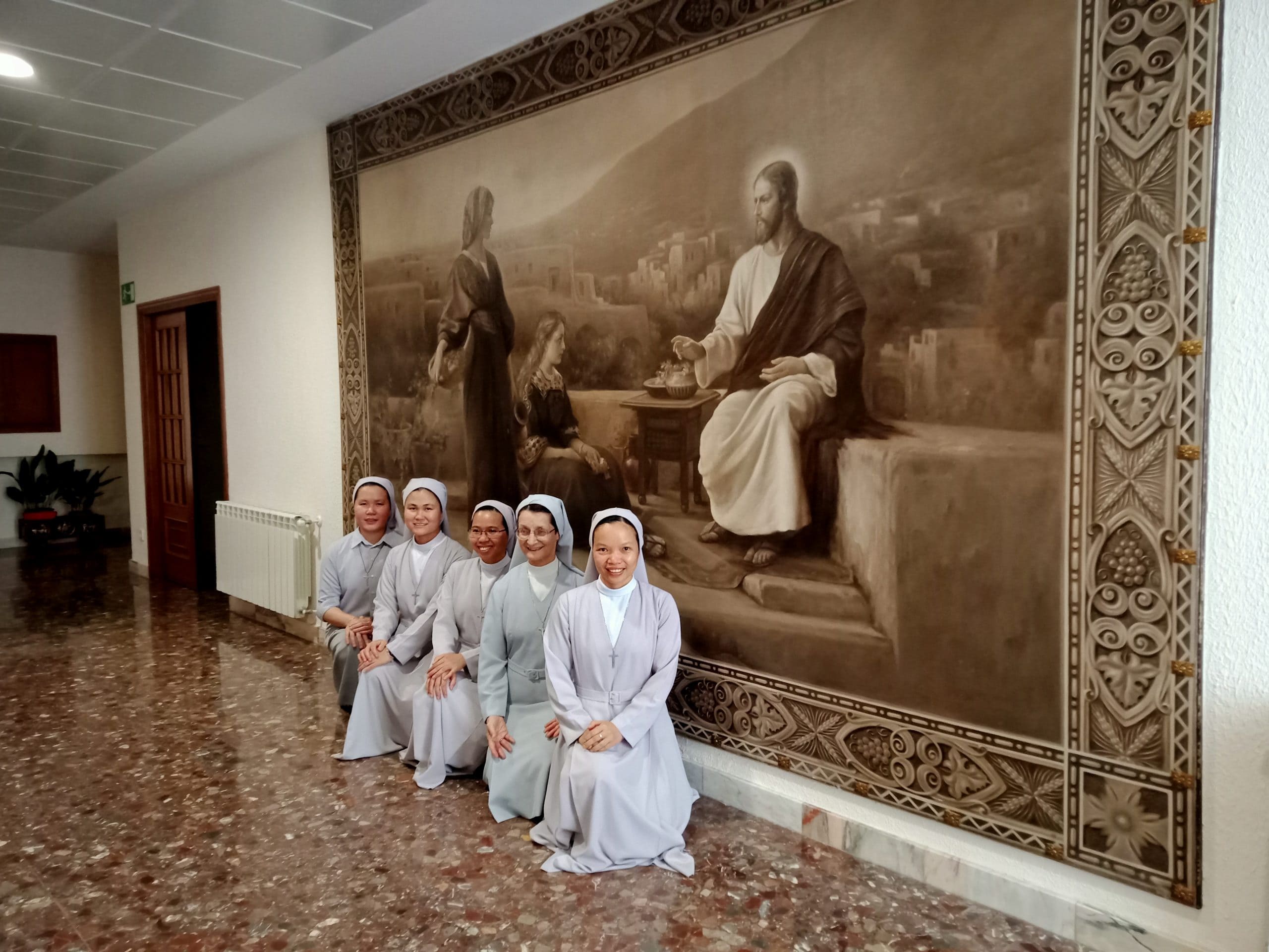 Hermanas Hospitalarias sentadas sonriendo