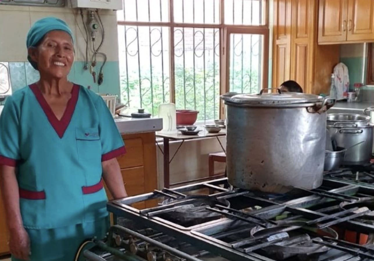 Rosa Vargas, posando en una cocina de hermanas hospitalarias