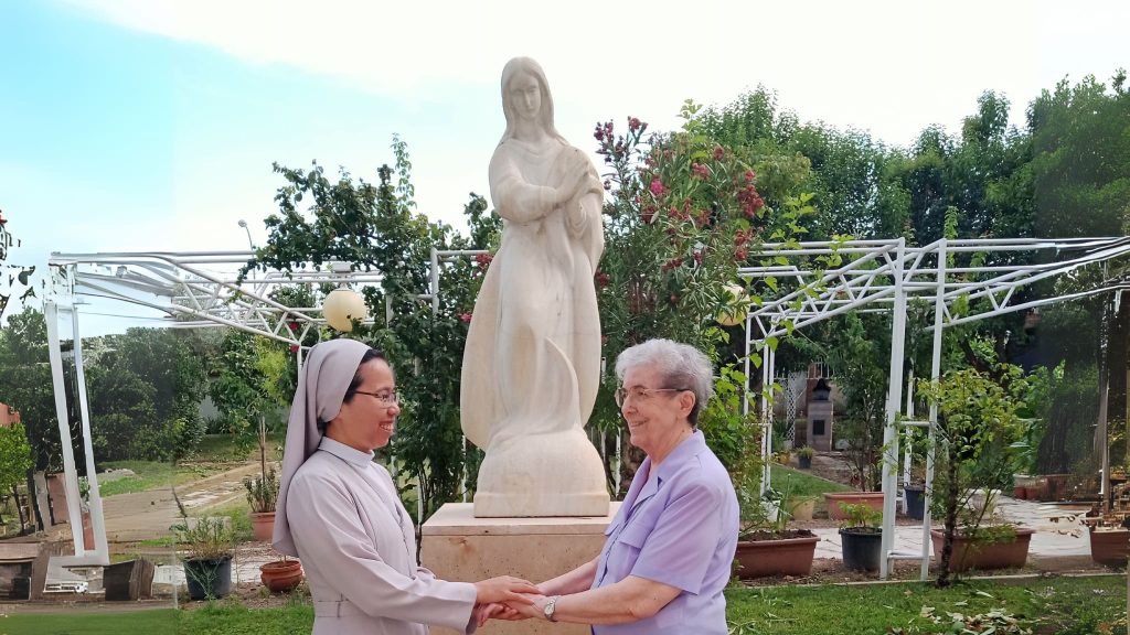 Hermana Agata y una persona mayor cogidas de la mano