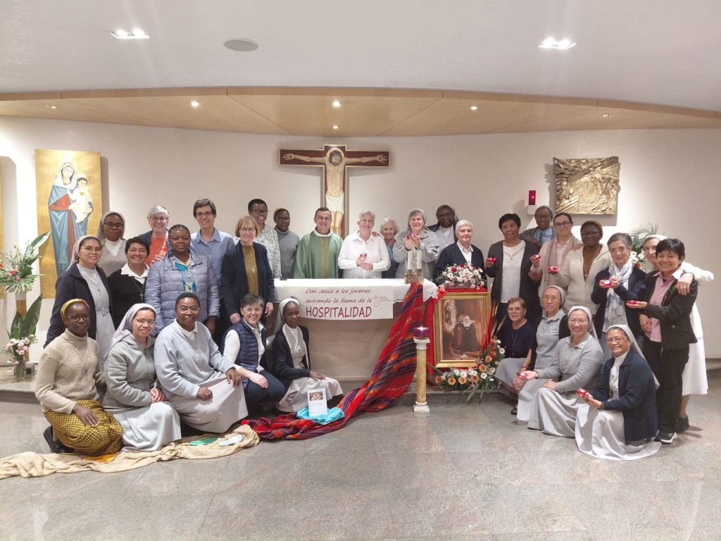 Grupo de Hermanas Hospitalarias y un sacerdote en el altar durante el Encuentro General de Pastoral Juvenil y Vocacional en Roma.