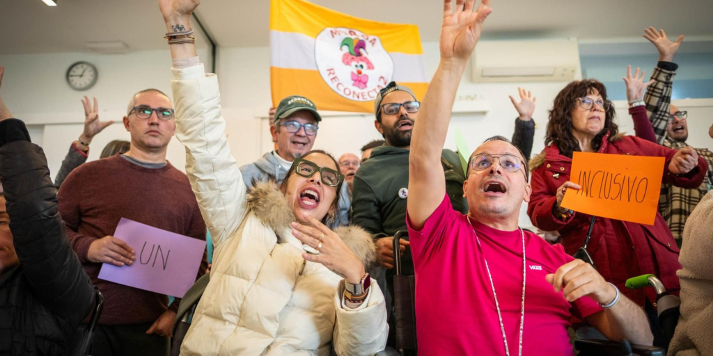 Profesora capacitando a sus alumnos con discapacidades cerebrales cantando en las clases de Reconta2, un proyecto de Hermanas Hospitalarias.