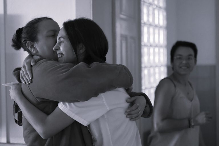 Imagen del dia de la enfermera de dos personas abrazándose