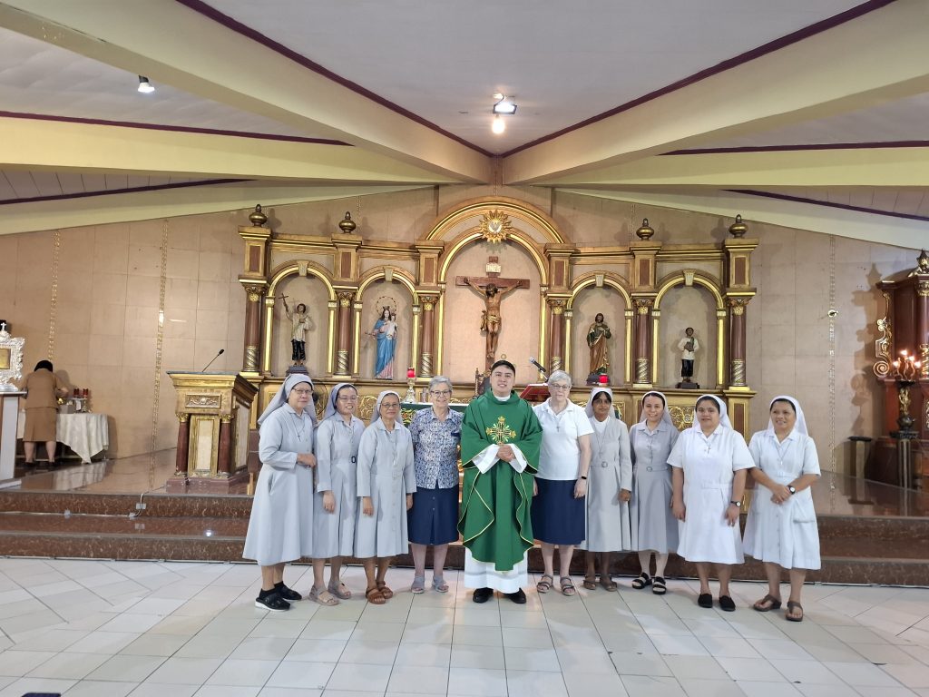 hermanas hospitalarias congregadas en la iglesia
