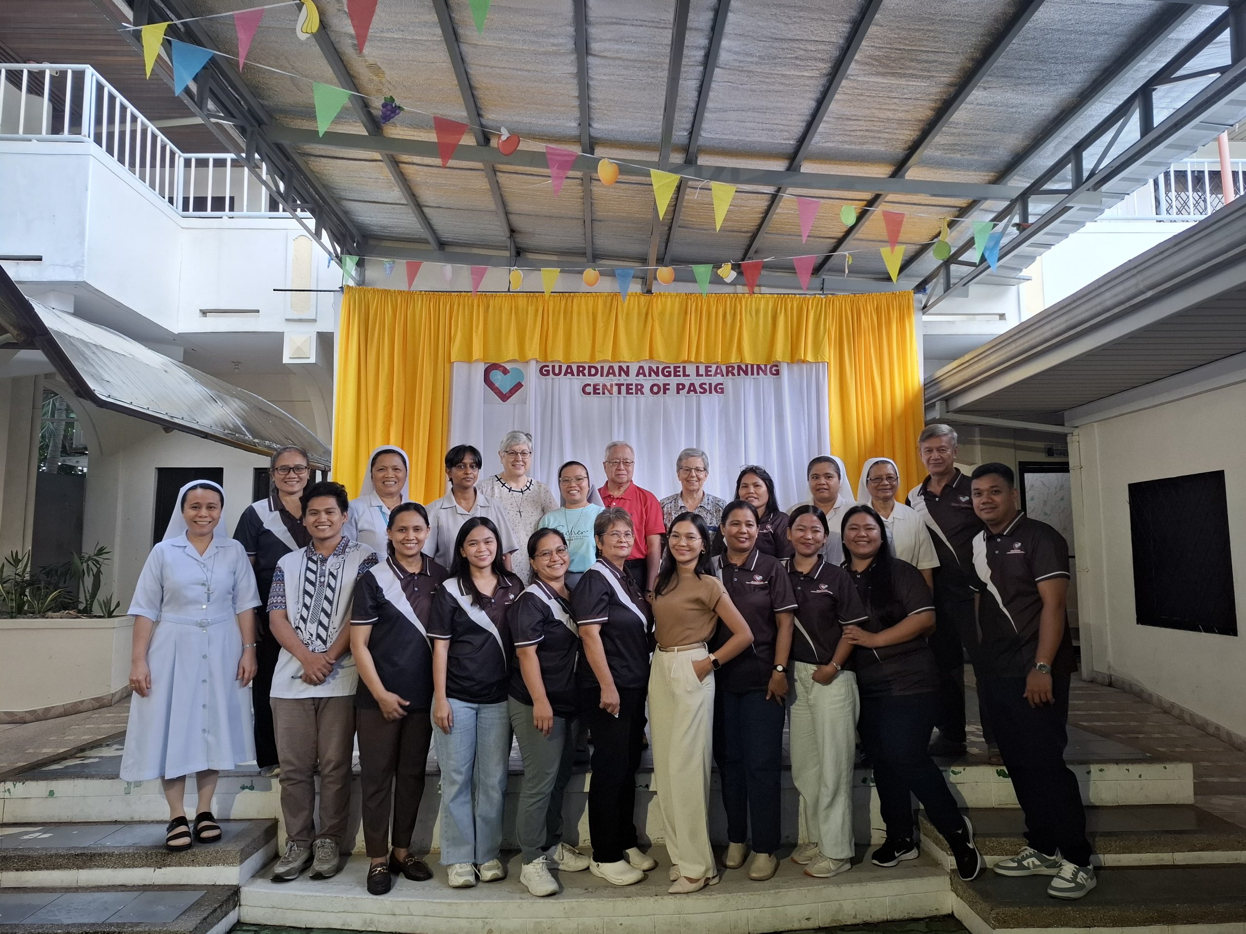hermanas y participantes de la visita canónica de Filipinas