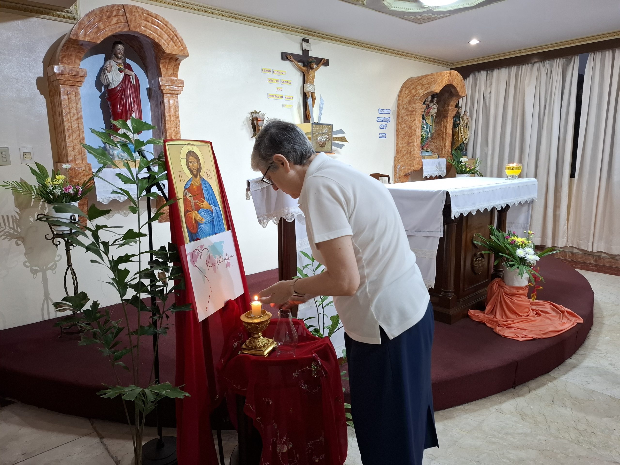 hermana hospitalaria rezando