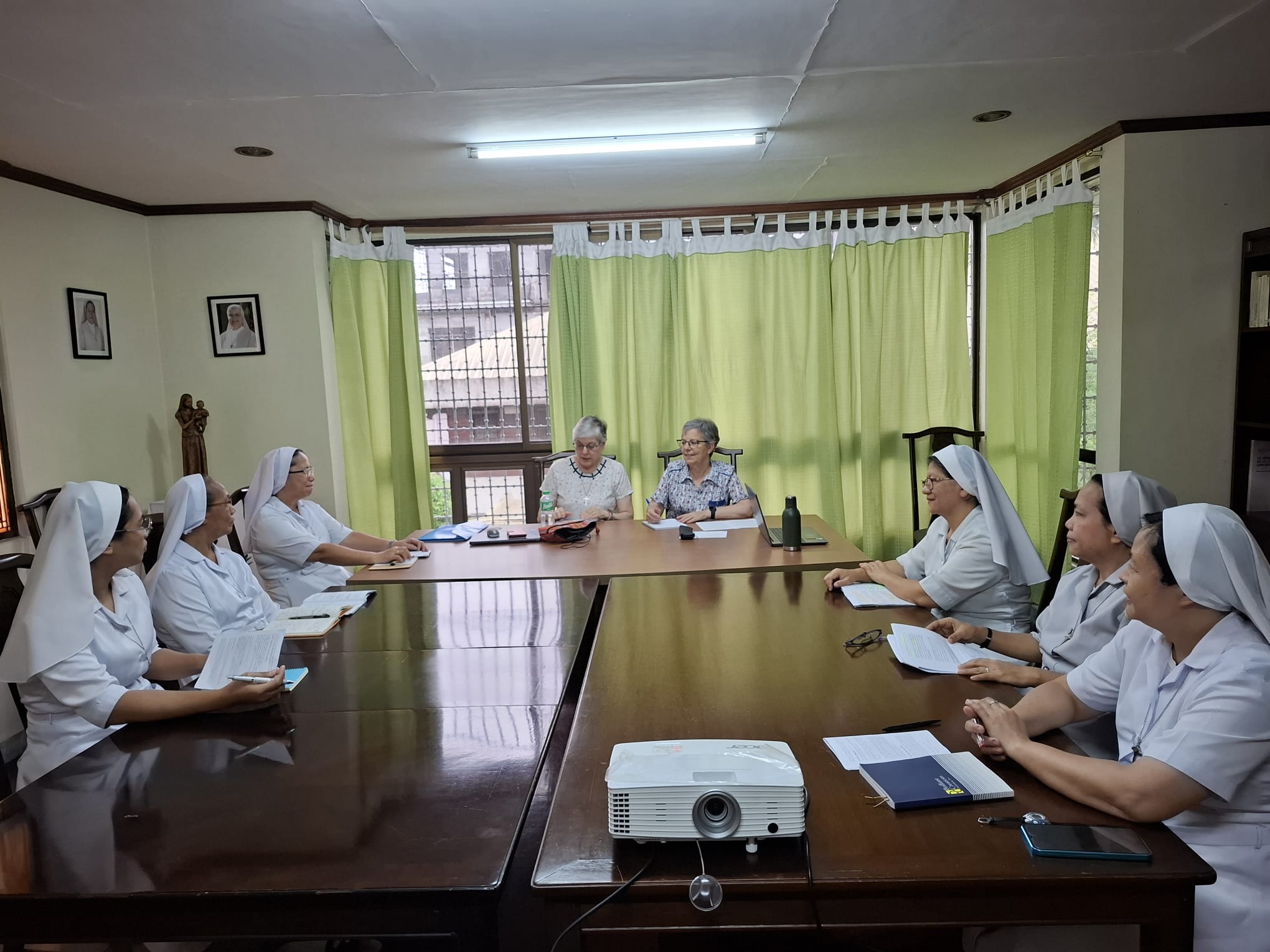 hermanas hospitalarias reunidas en una mesa