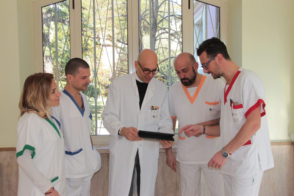 Equipo de investigación de las Hermanas Hospitalarias leyendo un informe