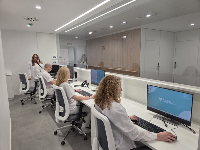sala de trabajo con ordenadores y trabajadores