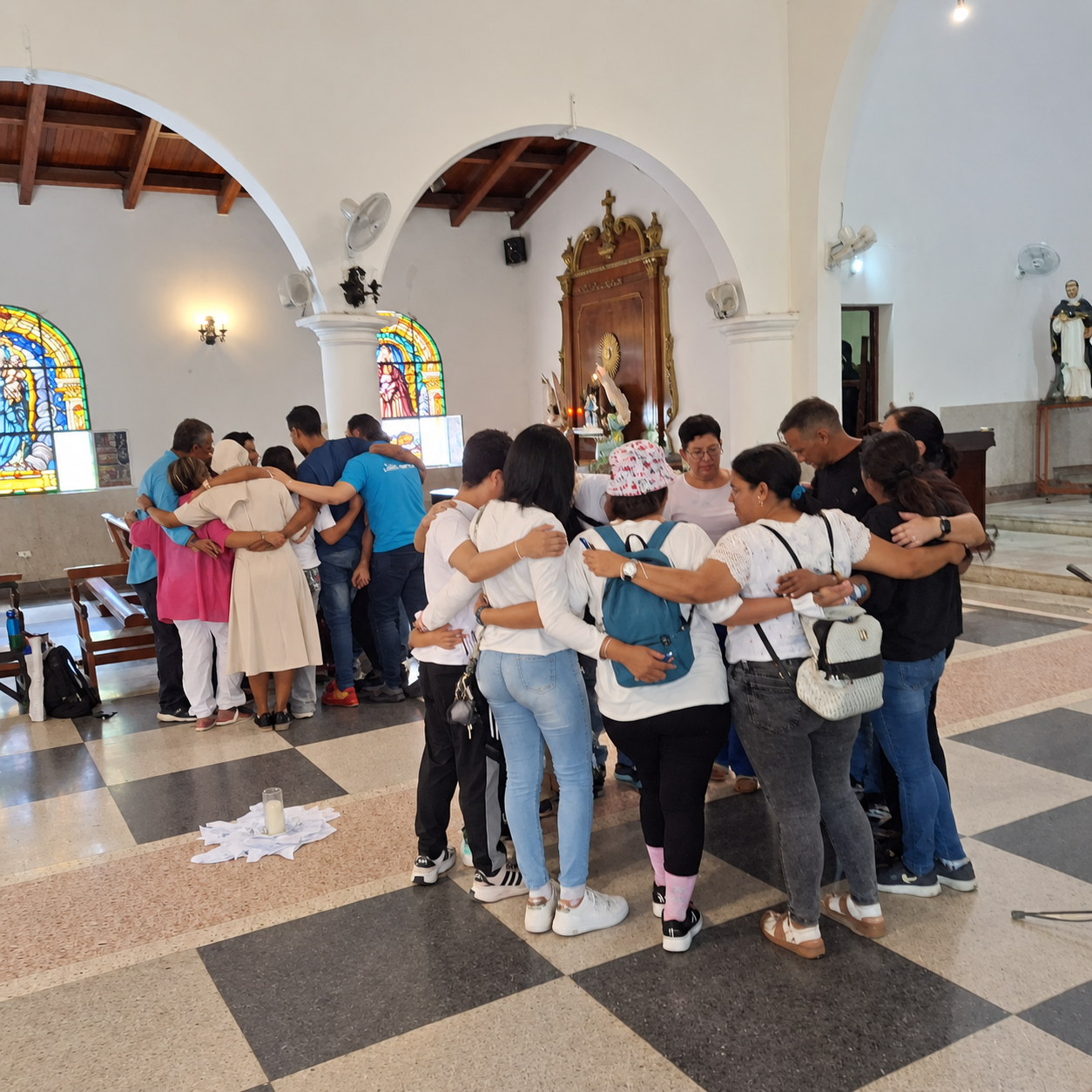 imagen de jovenes abrazados