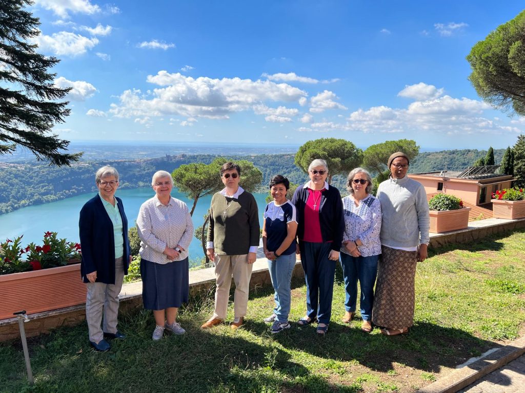imagen de las hermanas con un paisaje