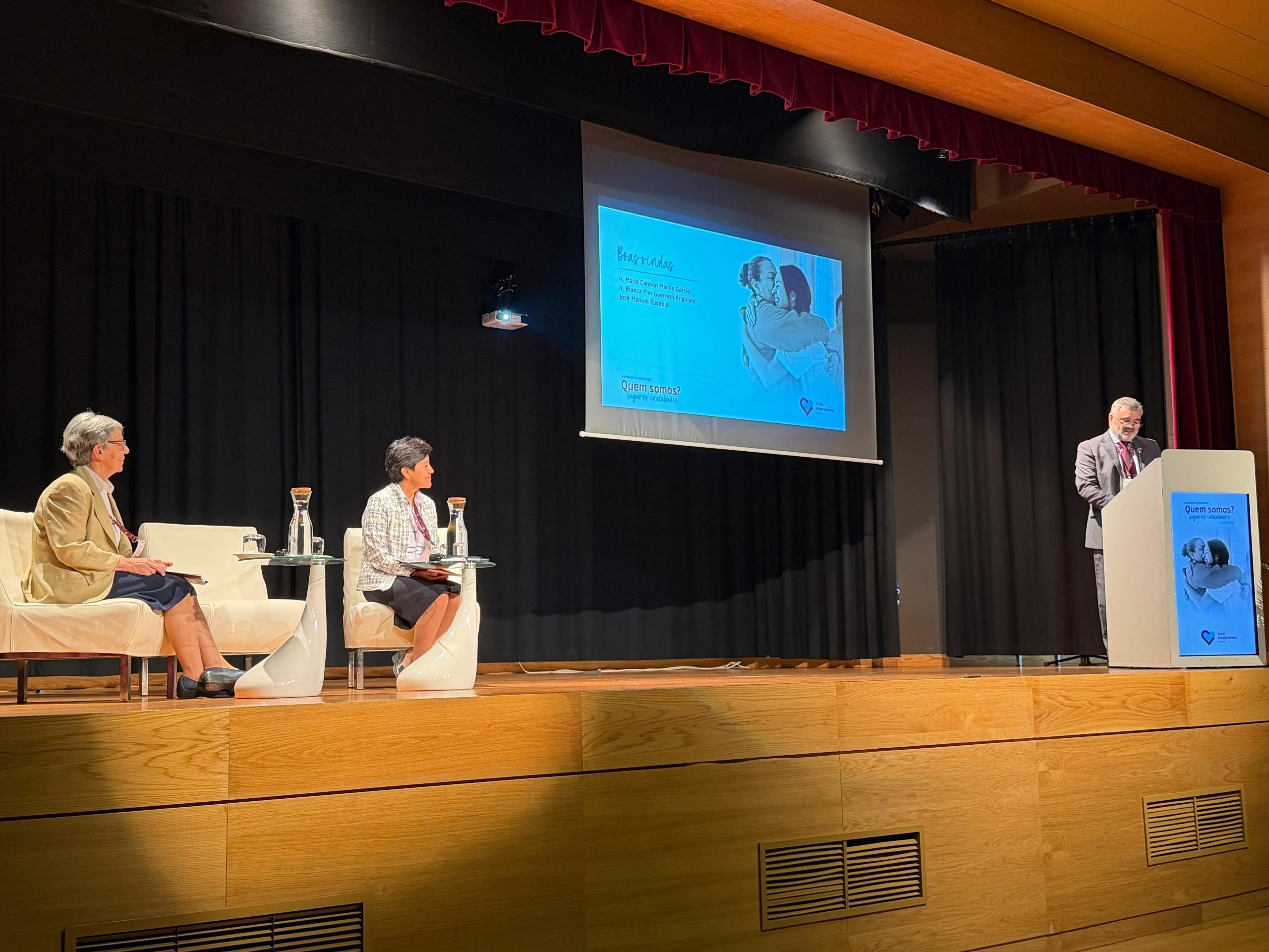 Hermanas dando una presentación