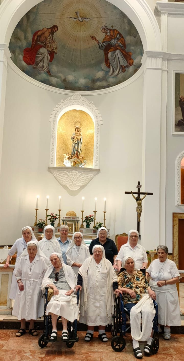 Grupo de hermanas en una iglesia en Italia