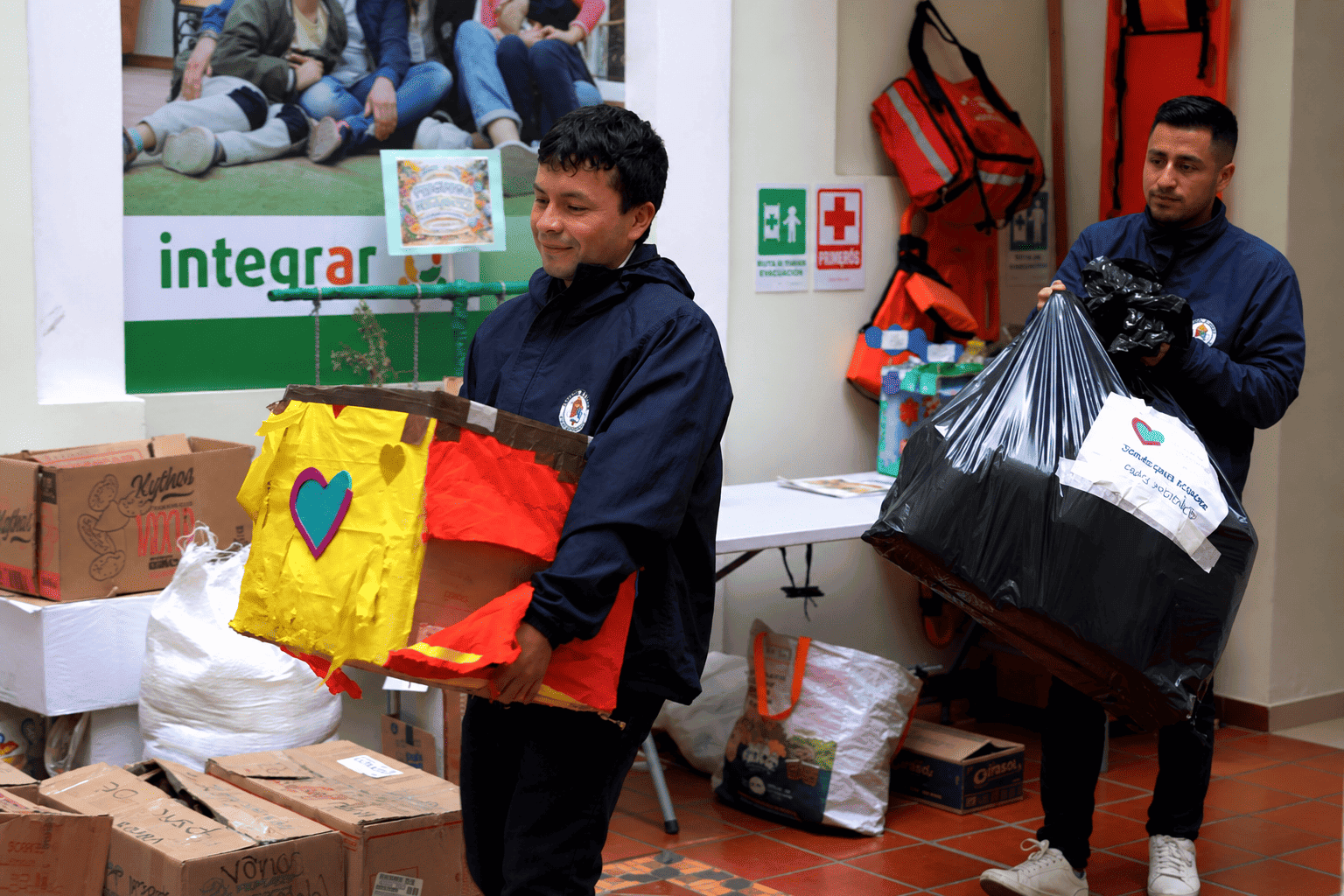 voluntarios con cajas de ayuda