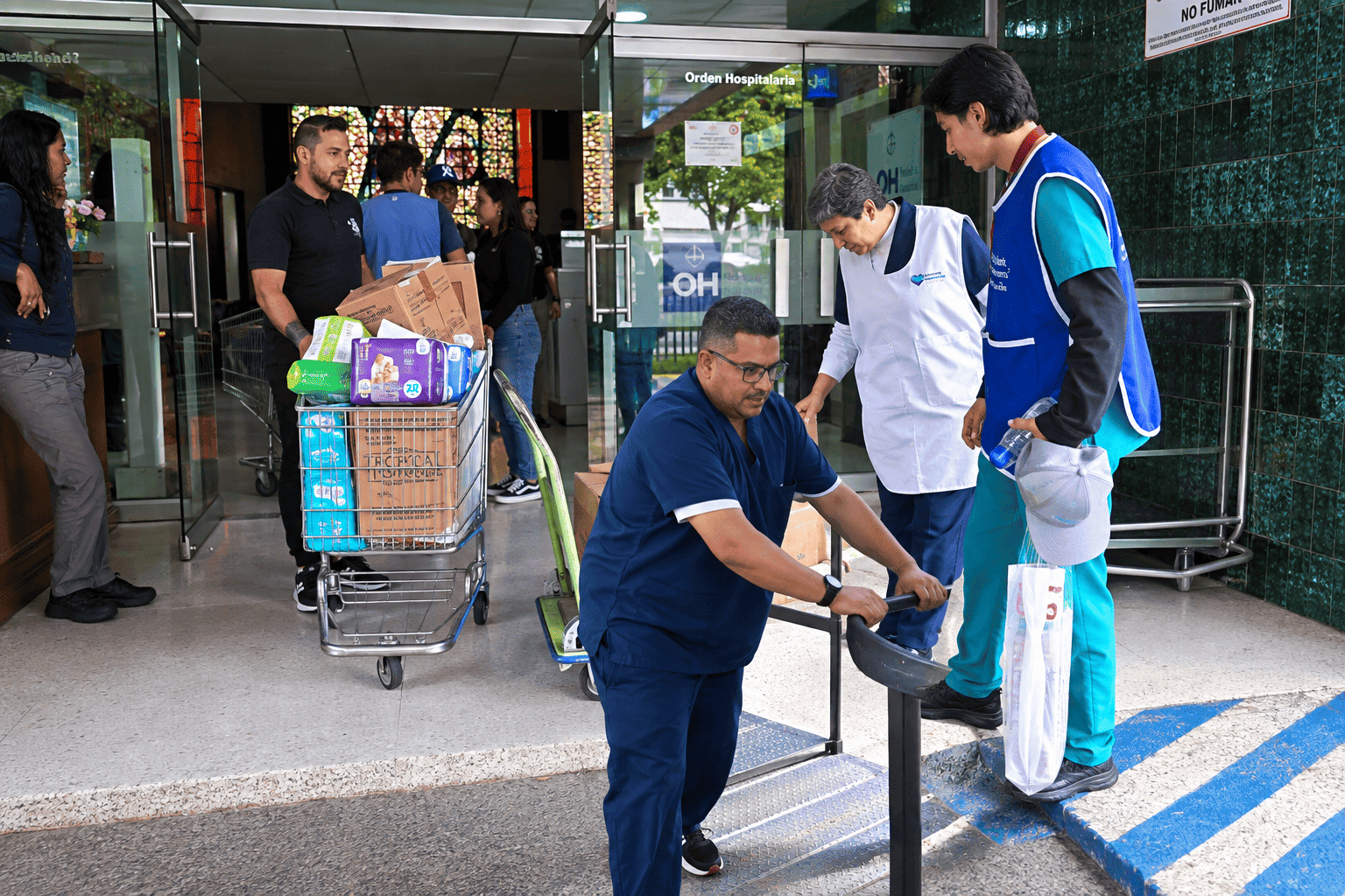 ayudantes voluntarios con cajas de comida