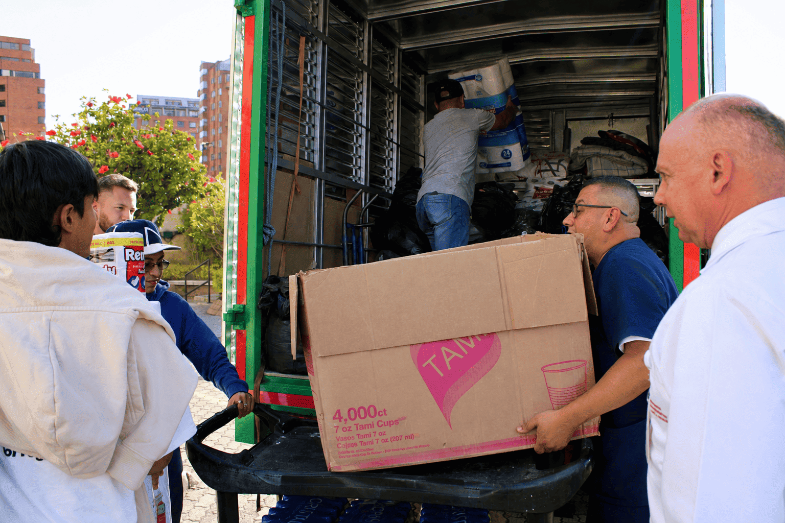 voluntarios ayudando con cajas de ayuda