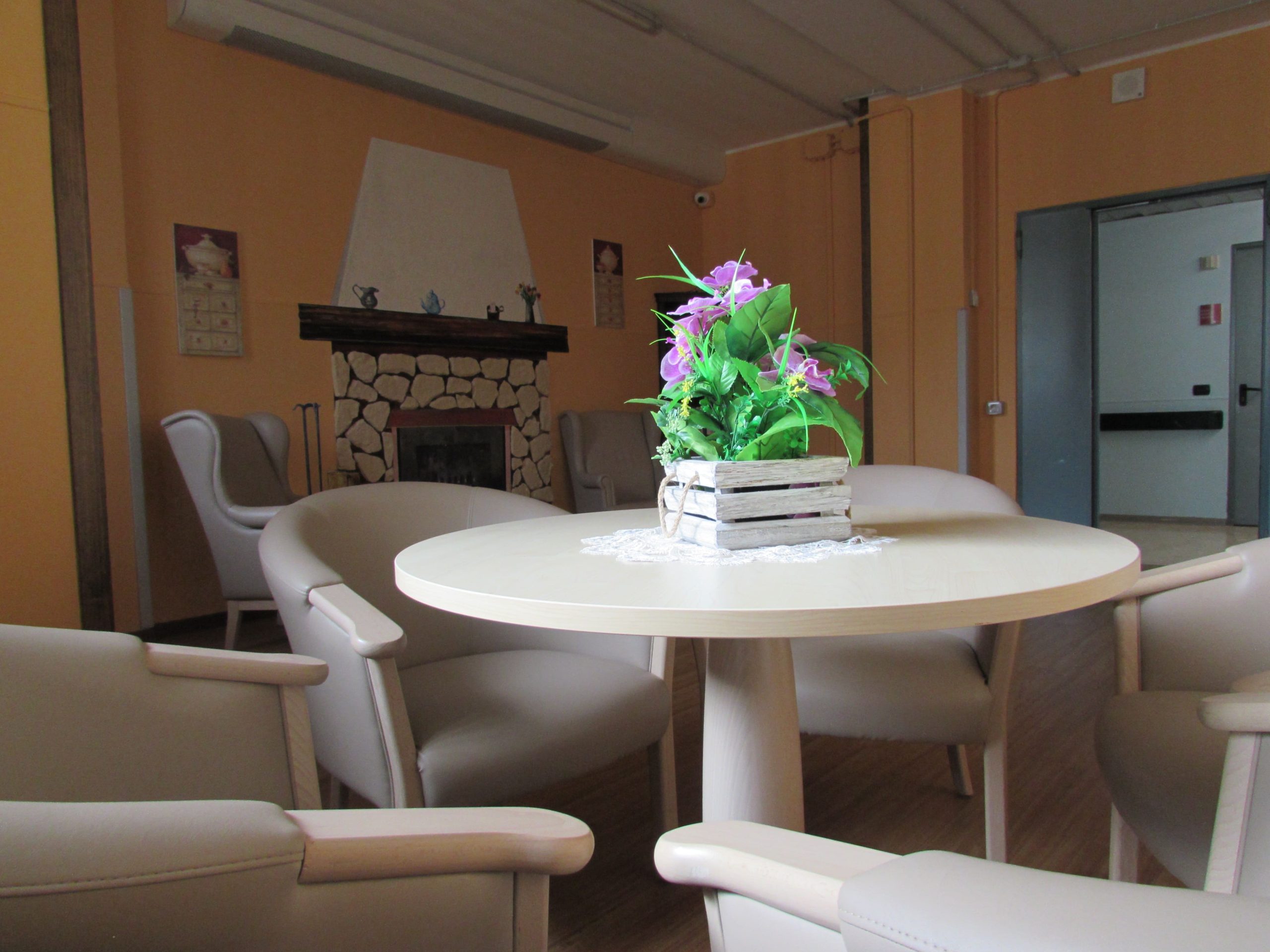 salón con sillas y mesa con flor