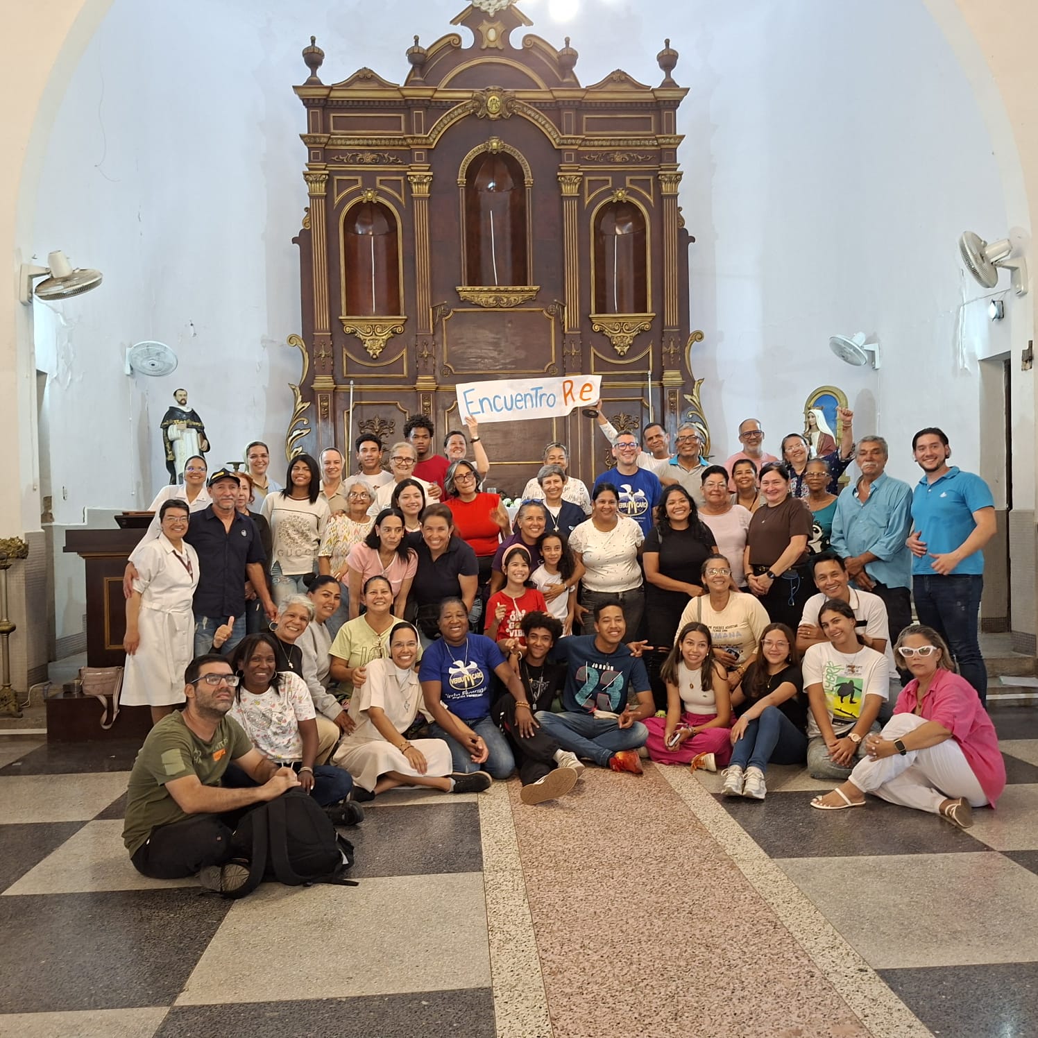 foto grupal de voluntarios en una iglesia