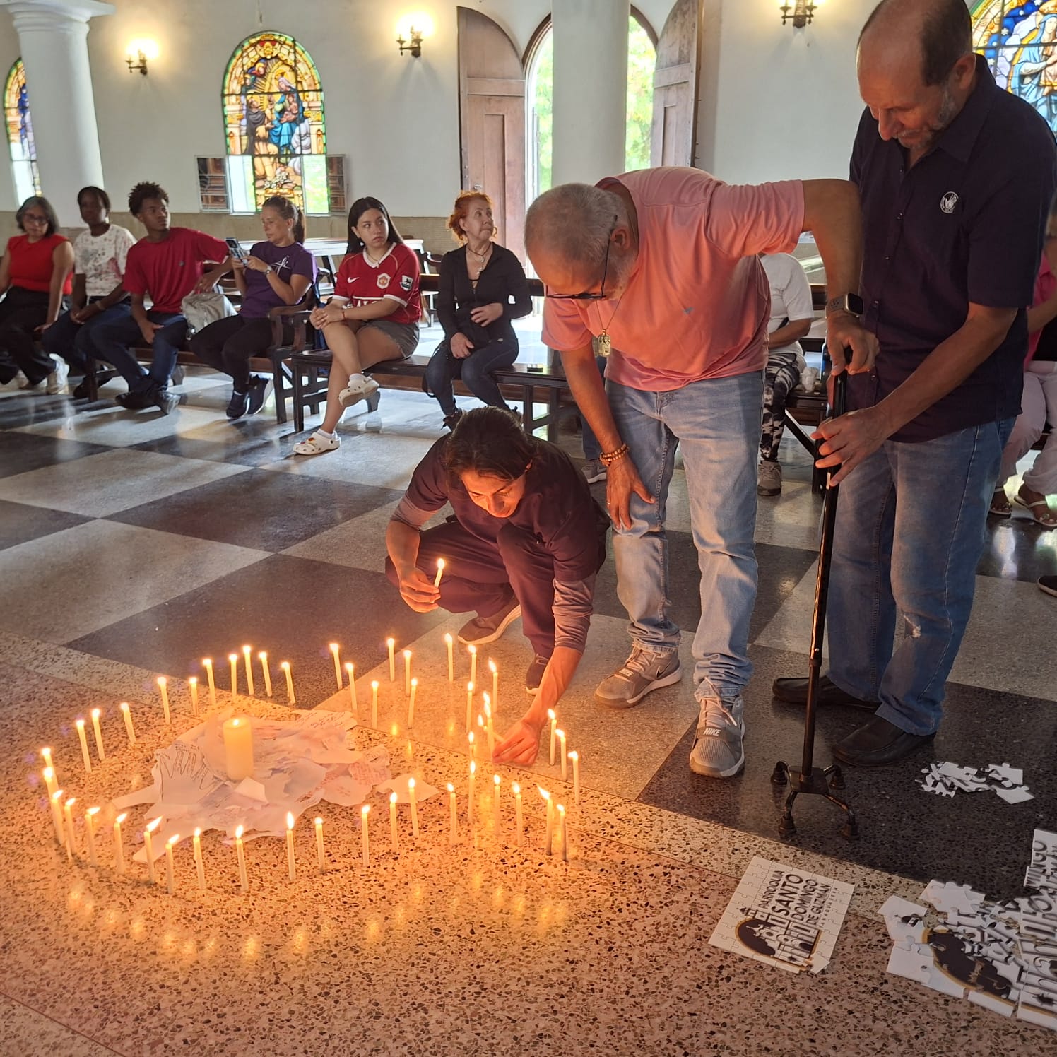 imagen de velas en el suelo de una iglesia