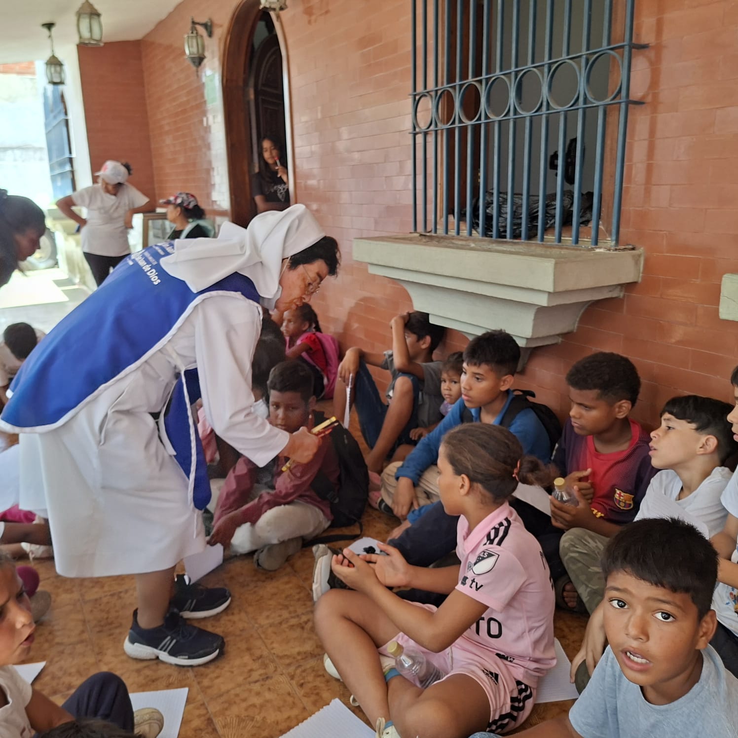 imagen de una hermana ayudando a niños