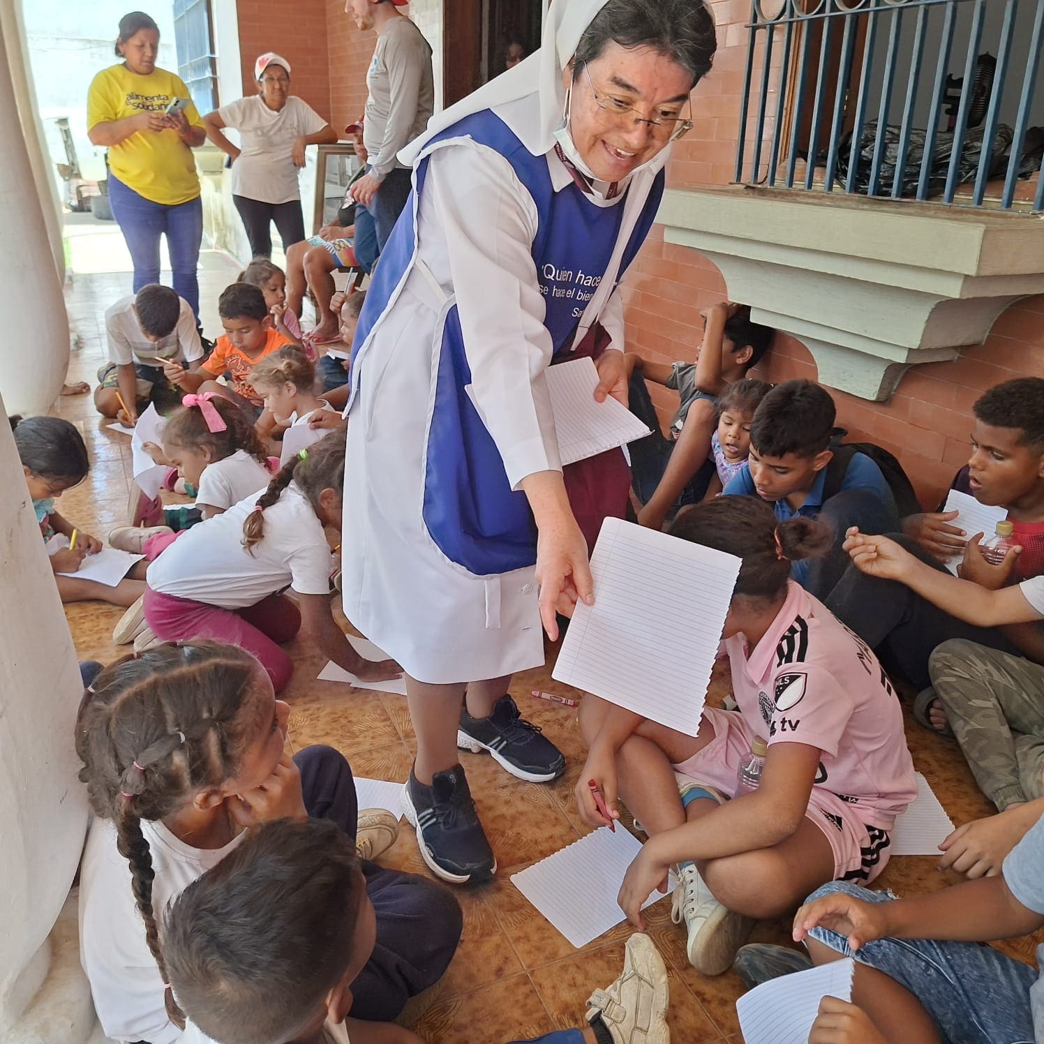 hermana con niños