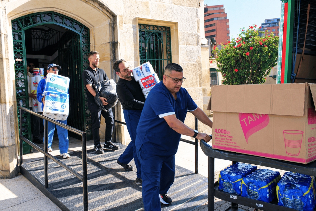 voluntarios cargando cajas de ayuda