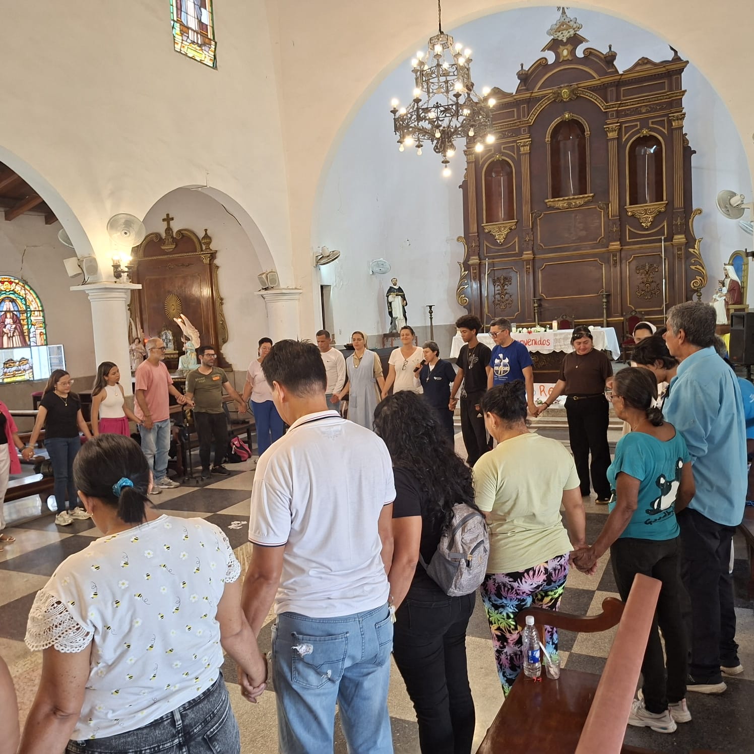 jovenes rezando en una iglesia