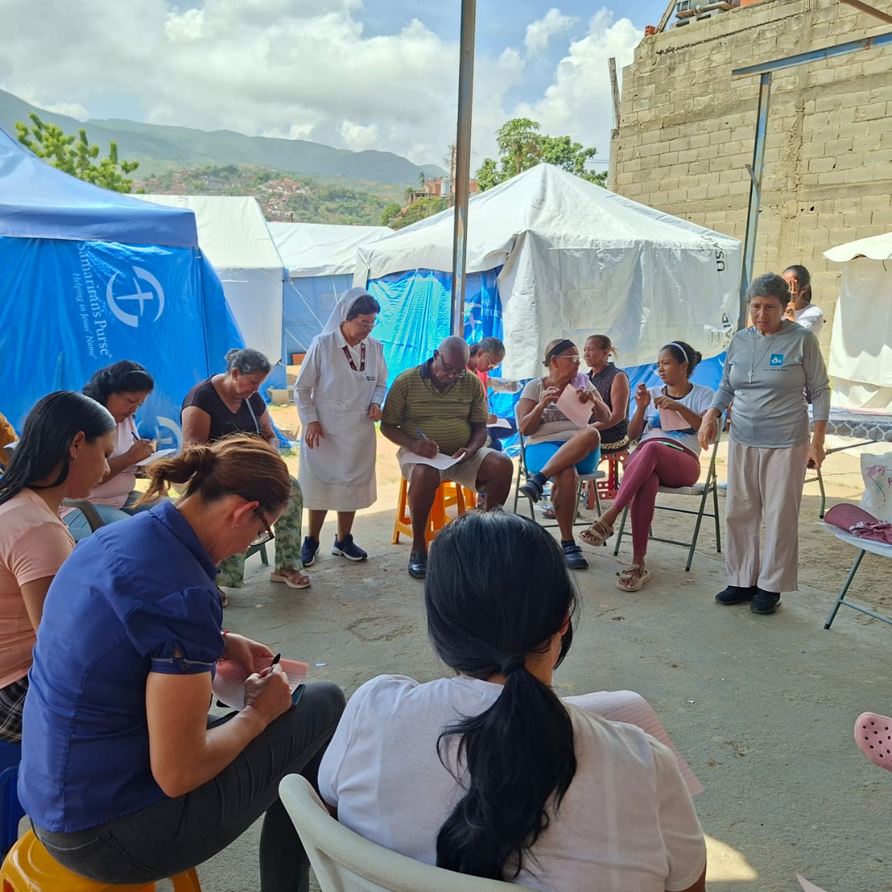 voluntarios participando de una actividad