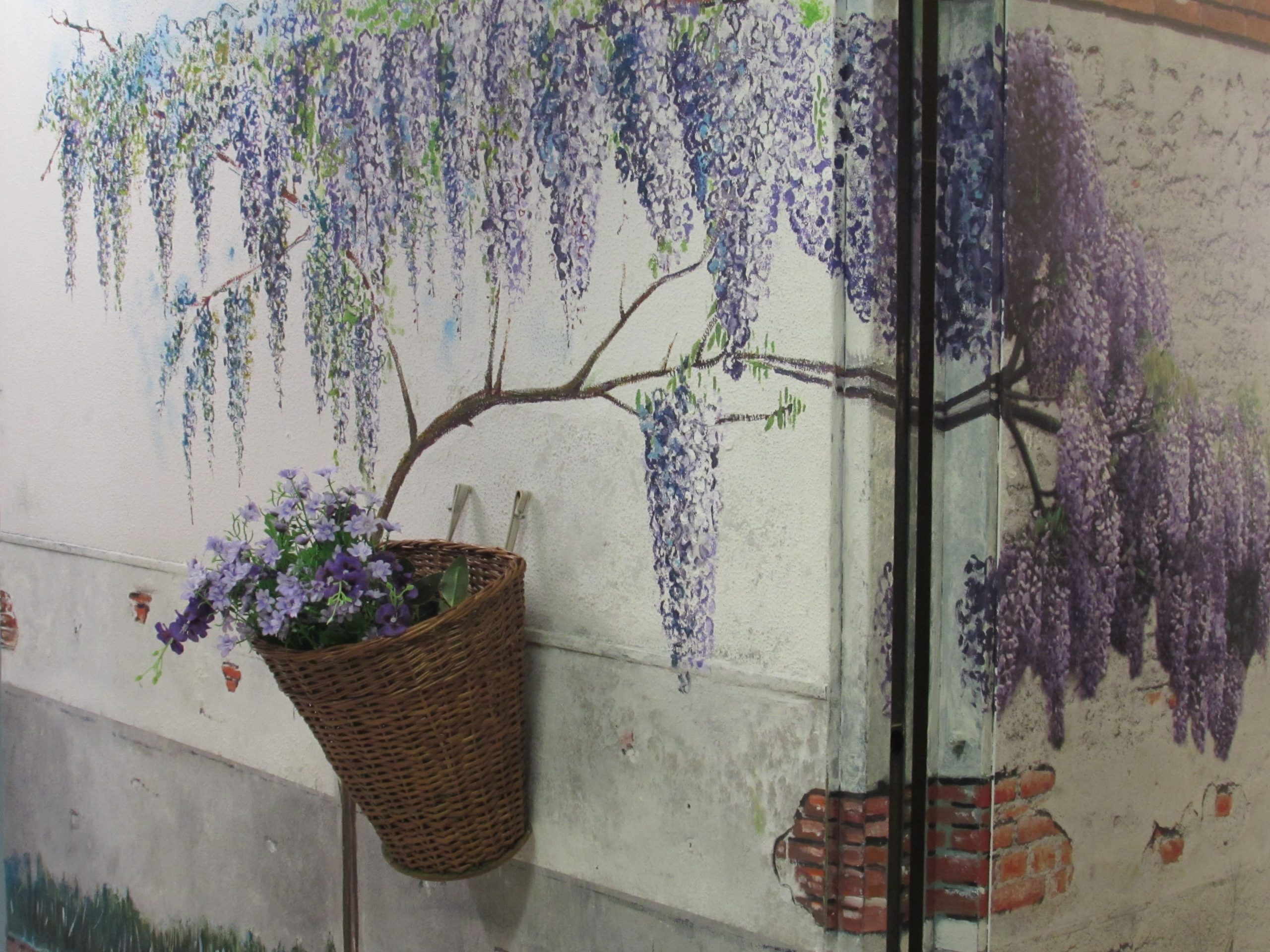 pared pintada con un árbol violeta