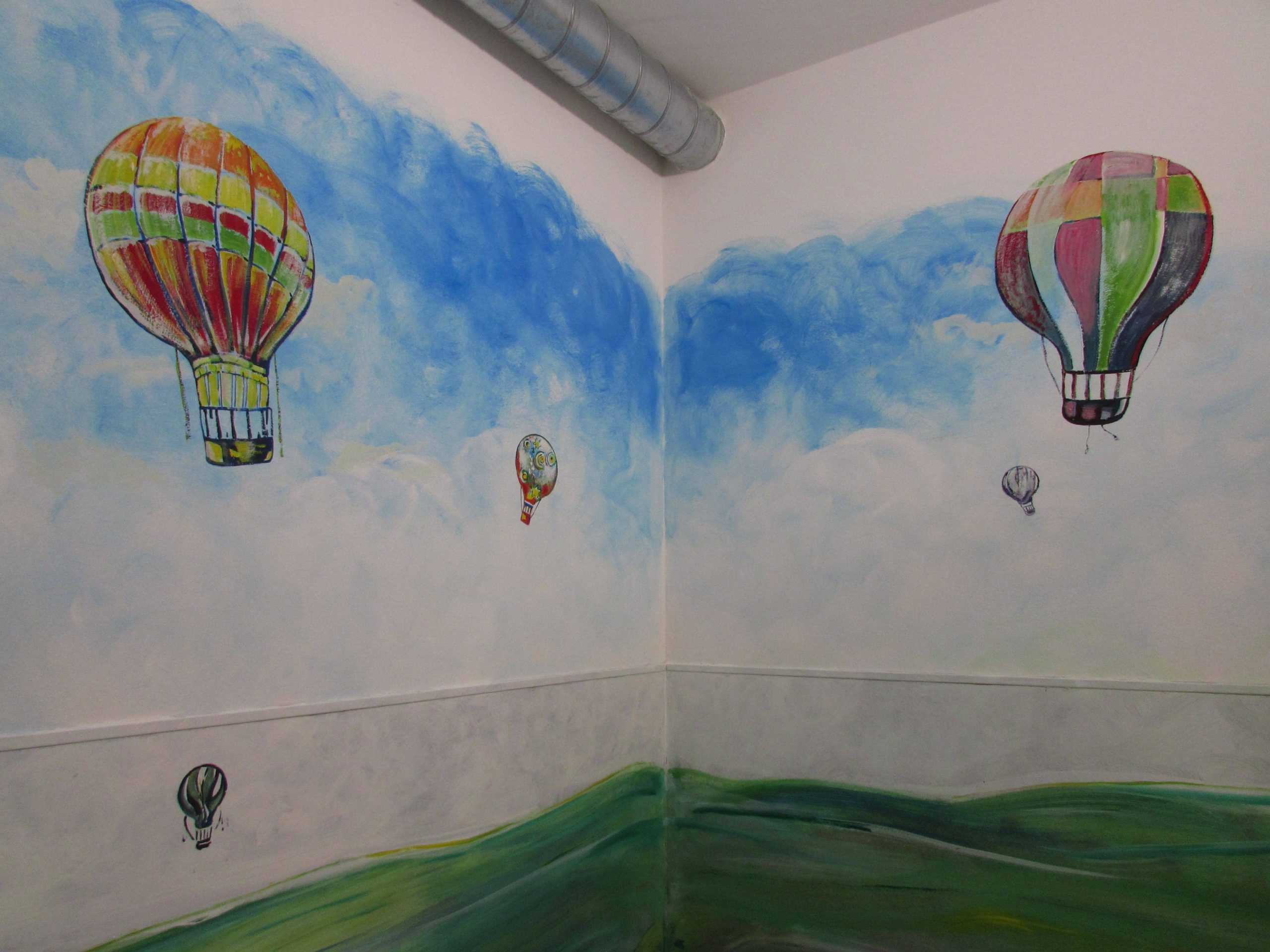 pared pintada con globos aeroestáticos