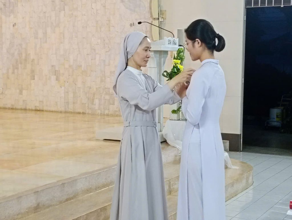 Imagen de la Hermana Teresa Dương Kim Tiểu Thúy iniciando un nuevo tiempo de formación y discernimiento