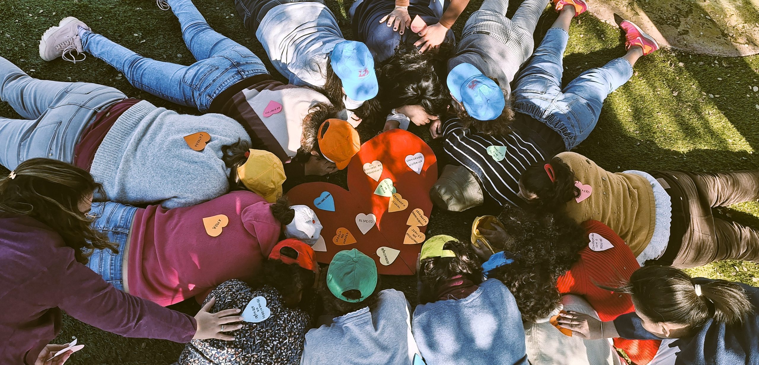 Imagen de adolescentes con papeles que tienen escritas palabras de amor
