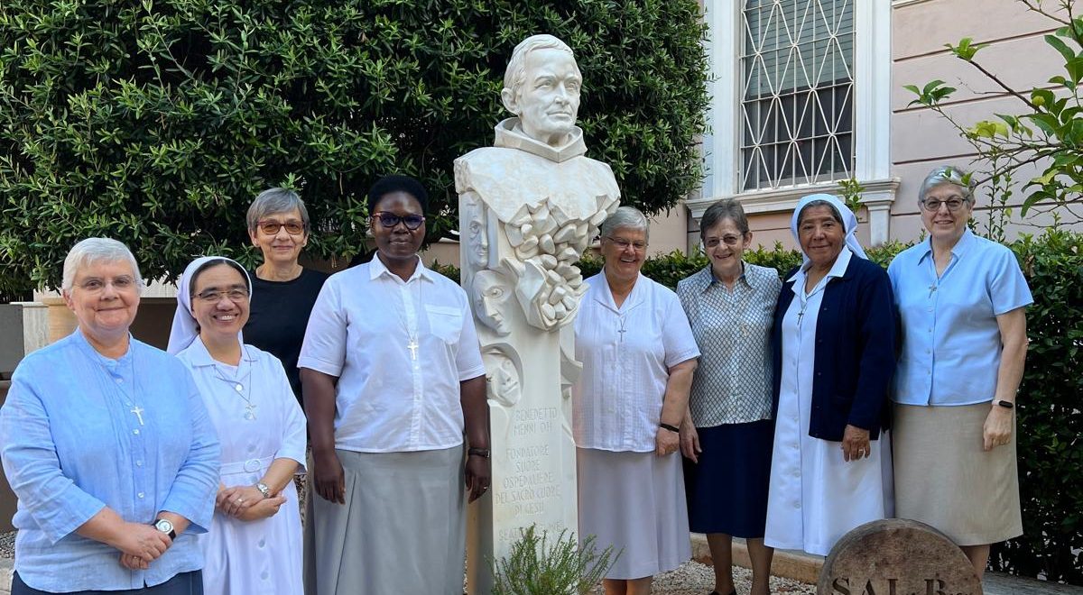 imagen de las hermanas junto a una estatua de san Benito menni