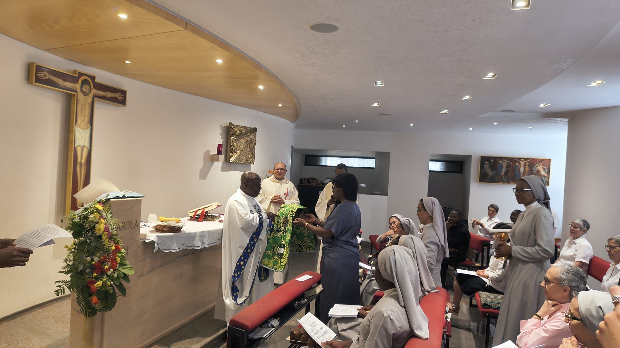Imagen de las hermanas en la capilla