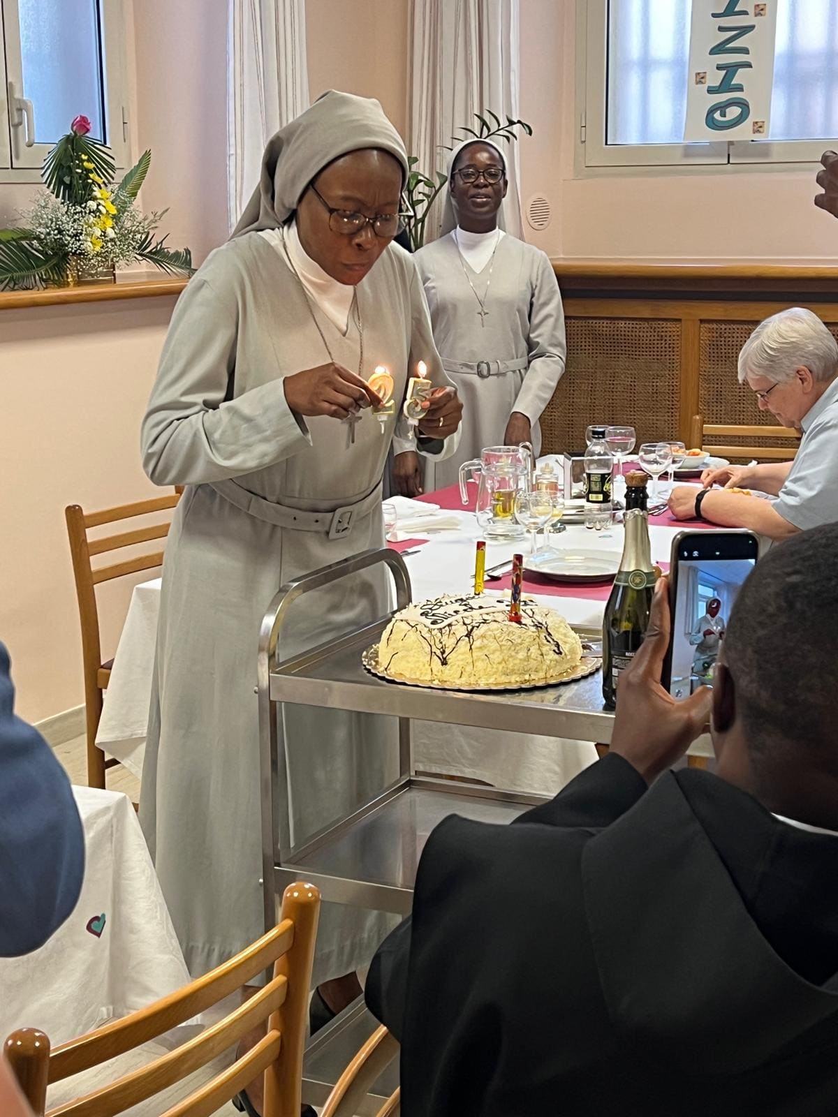 Imagen de Sor Nicole con un pastel y velas