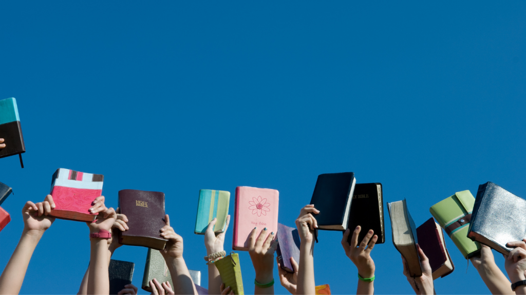 imagen de jovenes levantando libretas
