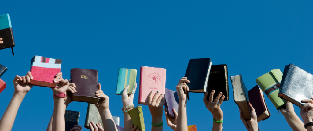 imagen de jovenes levantando libretas